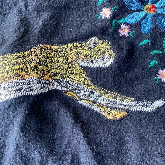 NWT CHASER Black Soft Leopard Floral Embroidered Side Tie Sweatshirt Size Medium - Picture 7 of 13